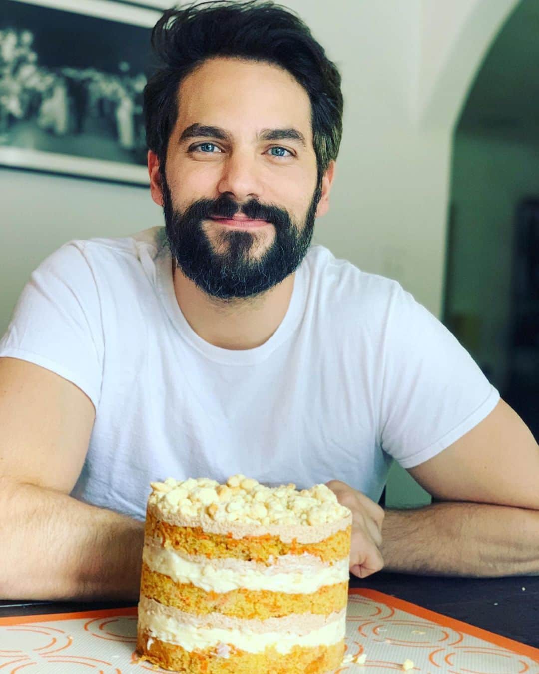 ブラント・ドーハティのインスタグラム：「I grew a beard and baked a cake. All the manly things a manly man does 💪🏼👊🏼💥」