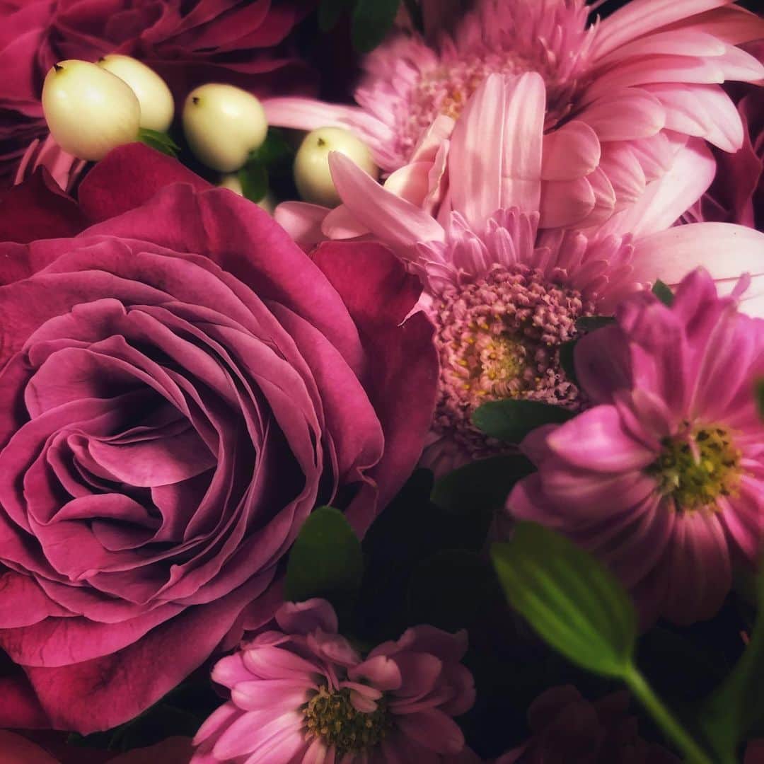大村彩子のインスタグラム：「pink…💗 #ブーケ#💐💐💐#花束 #flowers#じんわりずっしりと #power をくれる色」