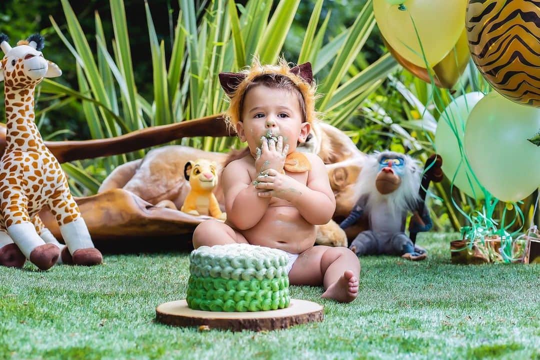 ナタリア・ベッカーのインスタグラム：「#smashthecake who can handle? 🦁💚」