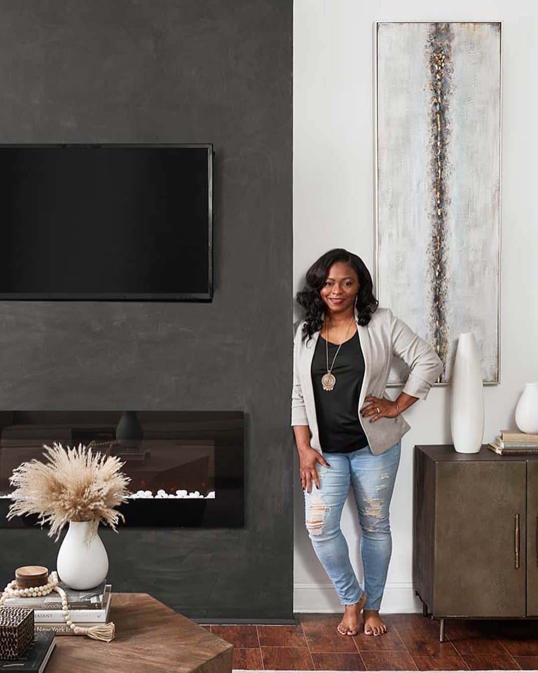 Grace Bonneyのインスタグラム：「I LOVE a good before & after and designer Rasheeda Gray of @grayspaceinteriordesign is sharing her incredible #oneroomchallenge project—from her personal home— here today. Here is the story behind this project (much more in stories above!) in Rasheeda's words: “Completing the One Room Challenge has always been a “maybe one day” idea. Life often crept in and seemed to always interrupt the thought with reasons of why it could not be done, i.e. client work taking precedent, lack of time and more. But in March, 2020 things changed. Covid-19 happened, and the excuses disappeared. It was then, that I realized just how precious time is and the reasons for holding back felt too thin to hold onto. In that moment, it became clear that my family (husband, son - 15, daughter - 10) and I, were in desperate need of a space to gather and entertain. Of course, the entertaining part would come later, but gathering as a family especially now during covid-19 was a priority. So, I signed up for the challenge with a mission to create a space that ushered in community, comfort, and care in our home!” Photographs by @brianwetzelphoto」