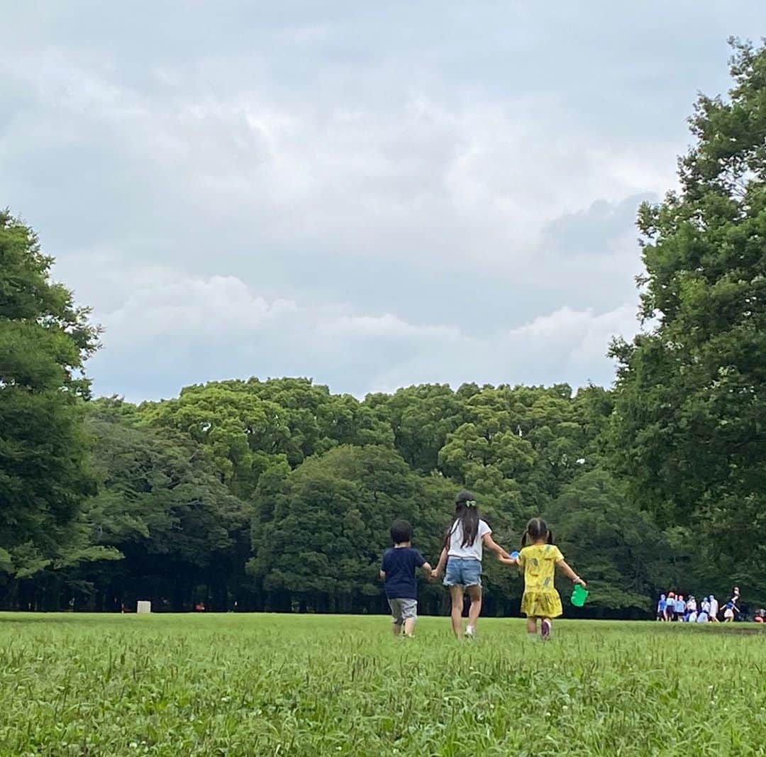 蒲生麻由のインスタグラム：「梅雨の晴れ間に公園遊び☀️ #mamalife #ピクニック #梅雨の晴れ間 #babyboys #男の子ママ #公園遊び」