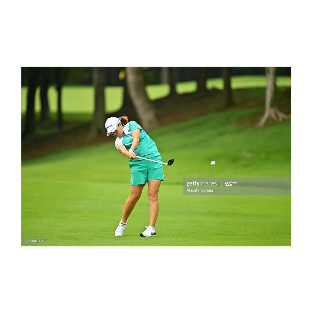 宮里美香さんのインスタグラム写真 - (宮里美香Instagram)「*** 今季初戦となった、 アース・モンダミンカップ⛳️ 無事大会が終わりました！！ . . 今大会を開催するにあたって、とてもリスクがあったと思います。主催のアース製薬様をはじめ、関係者の皆様には感謝の気持ちでいっぱいです！本当に本当にありがとうございました🙇‍♀️ . . 今回は無観客試合になってしまいましたが、ネット配信を通して沢山の方々が今大会を視聴してくれたと思います。 . . 久しぶりの試合楽しめました！ 予選ラウンドはドタバタなゴルフをしてましたが、 決勝ラウンドになって安定したゴルフが出来ましたし、何よりも最終日に5バーディー、ノーボギーでのラウンドは嬉しかったです！！ . トータルスコア -7で13位タイでした🧡 . . 皆さんからの応援コメントはとても励みになりました！ありがとうございました😊 . 次のトーナメントがいつ開催されるかわかりませんが、その時は優勝争い出来るように頑張ります😎🔥💪 . . 最後に… 5年ぶりの優勝をした彩香ちゃん🧡 本当におめでとう🥺👏👏👏 . . . ＊前回の投稿で、後ろに写ってる人は誰でしょう？の 正解は…加藤キャディーでした！笑 . . . #jlpga #golf #今シーズン #開幕戦 #アースモンダミンカップ  #沢山の応援ありがとうございました  #久しぶりの試合 #楽しかった  #開催してくれたことに感謝」6月29日 23時55分 - mikamiyazato_official