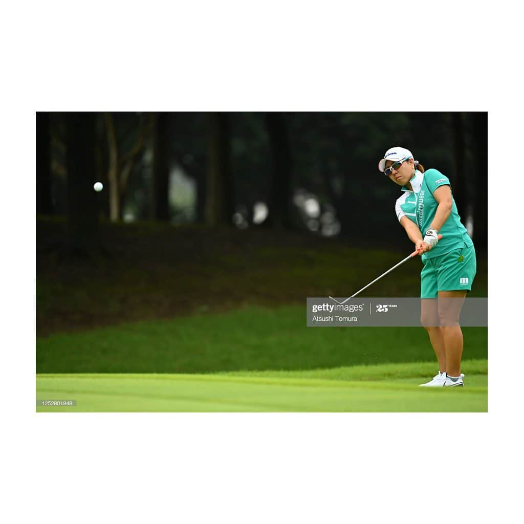 宮里美香さんのインスタグラム写真 - (宮里美香Instagram)「*** 今季初戦となった、 アース・モンダミンカップ⛳️ 無事大会が終わりました！！ . . 今大会を開催するにあたって、とてもリスクがあったと思います。主催のアース製薬様をはじめ、関係者の皆様には感謝の気持ちでいっぱいです！本当に本当にありがとうございました🙇‍♀️ . . 今回は無観客試合になってしまいましたが、ネット配信を通して沢山の方々が今大会を視聴してくれたと思います。 . . 久しぶりの試合楽しめました！ 予選ラウンドはドタバタなゴルフをしてましたが、 決勝ラウンドになって安定したゴルフが出来ましたし、何よりも最終日に5バーディー、ノーボギーでのラウンドは嬉しかったです！！ . トータルスコア -7で13位タイでした🧡 . . 皆さんからの応援コメントはとても励みになりました！ありがとうございました😊 . 次のトーナメントがいつ開催されるかわかりませんが、その時は優勝争い出来るように頑張ります😎🔥💪 . . 最後に… 5年ぶりの優勝をした彩香ちゃん🧡 本当におめでとう🥺👏👏👏 . . . ＊前回の投稿で、後ろに写ってる人は誰でしょう？の 正解は…加藤キャディーでした！笑 . . . #jlpga #golf #今シーズン #開幕戦 #アースモンダミンカップ  #沢山の応援ありがとうございました  #久しぶりの試合 #楽しかった  #開催してくれたことに感謝」6月29日 23時55分 - mikamiyazato_official