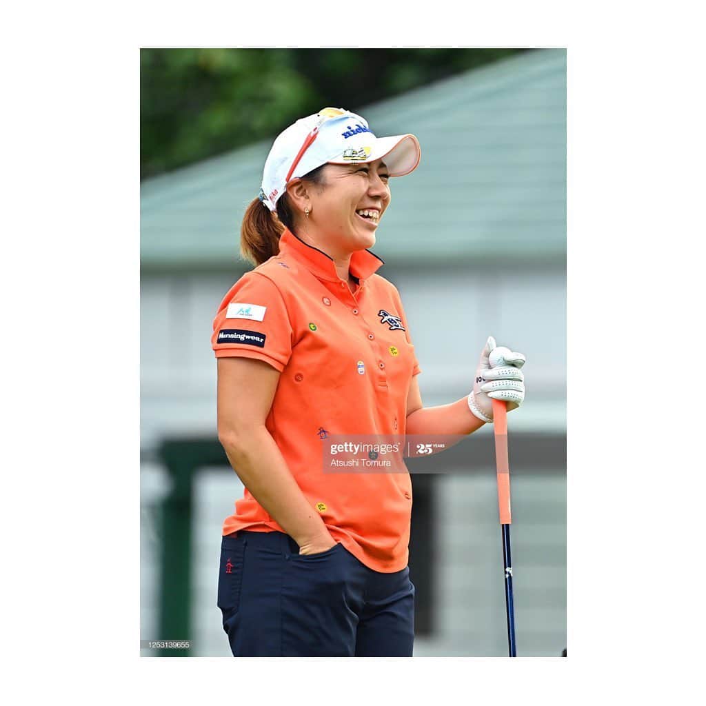 宮里美香のインスタグラム：「*** 今季初戦となった、 アース・モンダミンカップ⛳️ 無事大会が終わりました！！ . . 今大会を開催するにあたって、とてもリスクがあったと思います。主催のアース製薬様をはじめ、関係者の皆様には感謝の気持ちでいっぱいです！本当に本当にありがとうございました🙇‍♀️ . . 今回は無観客試合になってしまいましたが、ネット配信を通して沢山の方々が今大会を視聴してくれたと思います。 . . 久しぶりの試合楽しめました！ 予選ラウンドはドタバタなゴルフをしてましたが、 決勝ラウンドになって安定したゴルフが出来ましたし、何よりも最終日に5バーディー、ノーボギーでのラウンドは嬉しかったです！！ . トータルスコア -7で13位タイでした🧡 . . 皆さんからの応援コメントはとても励みになりました！ありがとうございました😊 . 次のトーナメントがいつ開催されるかわかりませんが、その時は優勝争い出来るように頑張ります😎🔥💪 . . 最後に… 5年ぶりの優勝をした彩香ちゃん🧡 本当におめでとう🥺👏👏👏 . . . ＊前回の投稿で、後ろに写ってる人は誰でしょう？の 正解は…加藤キャディーでした！笑 . . . #jlpga #golf #今シーズン #開幕戦 #アースモンダミンカップ  #沢山の応援ありがとうございました  #久しぶりの試合 #楽しかった  #開催してくれたことに感謝」