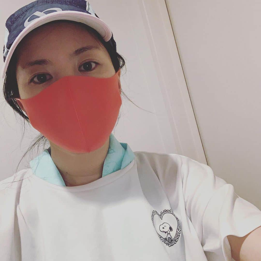 浜口順子さんのインスタグラム写真 - (浜口順子Instagram)「あちい… 道　走ってきました〜！ ずっとヘロヘロノロノロ。 遅かったなあ、ペース😭 首に巻いている 100円ショップで購入した 冷やすと冷たくなるタオルが 必需品です💦 この素材最高💕ひんやり。 この素材のマスク欲しいなあ。  走ったあとは…くびっと一杯🥛 最近、やっとこさ プロテイン、飲み始めました🥛 タンパク質を補いたくて。 コラーゲンパウダーも入れて アーモンドミルクで割って 飲んでいます🥛 今週も頑張りましょ〜❗️ … …  #筋トレ #トレーニング #ダイエット #workout #フィットネス #ジム #training #筋肉 #diet #fitness  #ワークアウト #筋トレ女子 #運動 #トレーナー #プロテイン　#プロテイン女子 #ガチトレ #東京 #beauty #ランニング #running」6月29日 23時59分 - hamaguchijunko