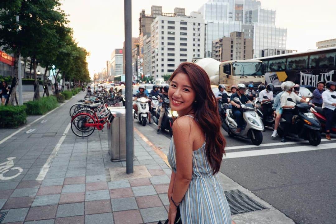 辜莞允（Nono Ku）のインスタグラム：「真的有曬黑耶 #fujifilm#腦視角#南京東路走九遍」