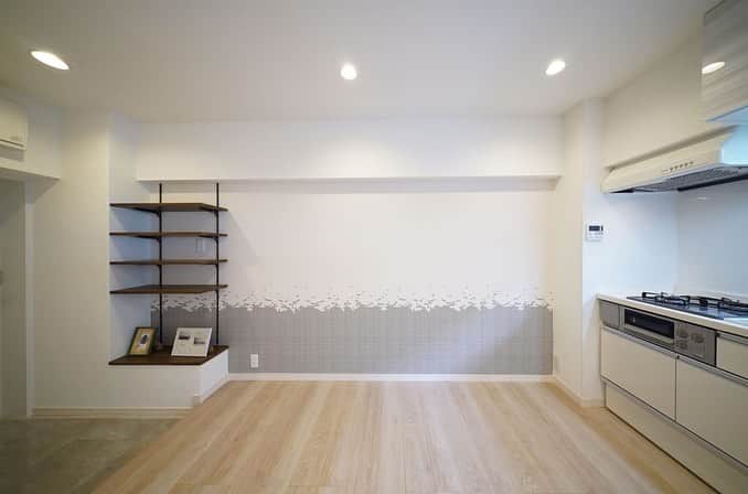 のインスタグラム：「『リノベ部屋はじめ 306』﻿ ﻿ ・京王線下高井戸駅 徒歩4分﻿ ・8.95万円・29.16㎡・1R﻿ ___________________________________________________________________﻿ ﻿ テンション上がるリノベ部屋をご紹介します。﻿ 場所は京王線と世田谷線の下高井戸駅から歩いて4分の甲州街道沿い。﻿ 築年は古いマンションですが、最近リノベーションされたばかりでお部屋はピカピカです。﻿ ﻿ お部屋に入ってまず気になるこちらの壁。﻿ シューズデザイナーとして有名なミハラヤスヒロさんデザインの壁紙です。﻿ ﻿ ▼詳細、そのほかのお部屋はプロフィールのリンクから﻿ @setagayakurasson﻿ ___________________________________________________________________﻿ ﻿ 「オンラインでお部屋探し」スタートしました💁‍♀️💁‍♂️﻿ ご相談お待ちしております。 ﻿ ﻿ _____________________________________________________________________﻿ ﻿ #せたがやクラソン #せたがやンソン #賃貸 #お部屋探し #世田谷区 #世田谷散歩 #リノベーション #賃貸インテリア #日常 #ふたり暮らし  #京王線  #リノベ  #オンラインお部屋探し #お家時間  #下高井戸駅 #明大前駅  #壁紙 #ミハラヤスヒロ」
