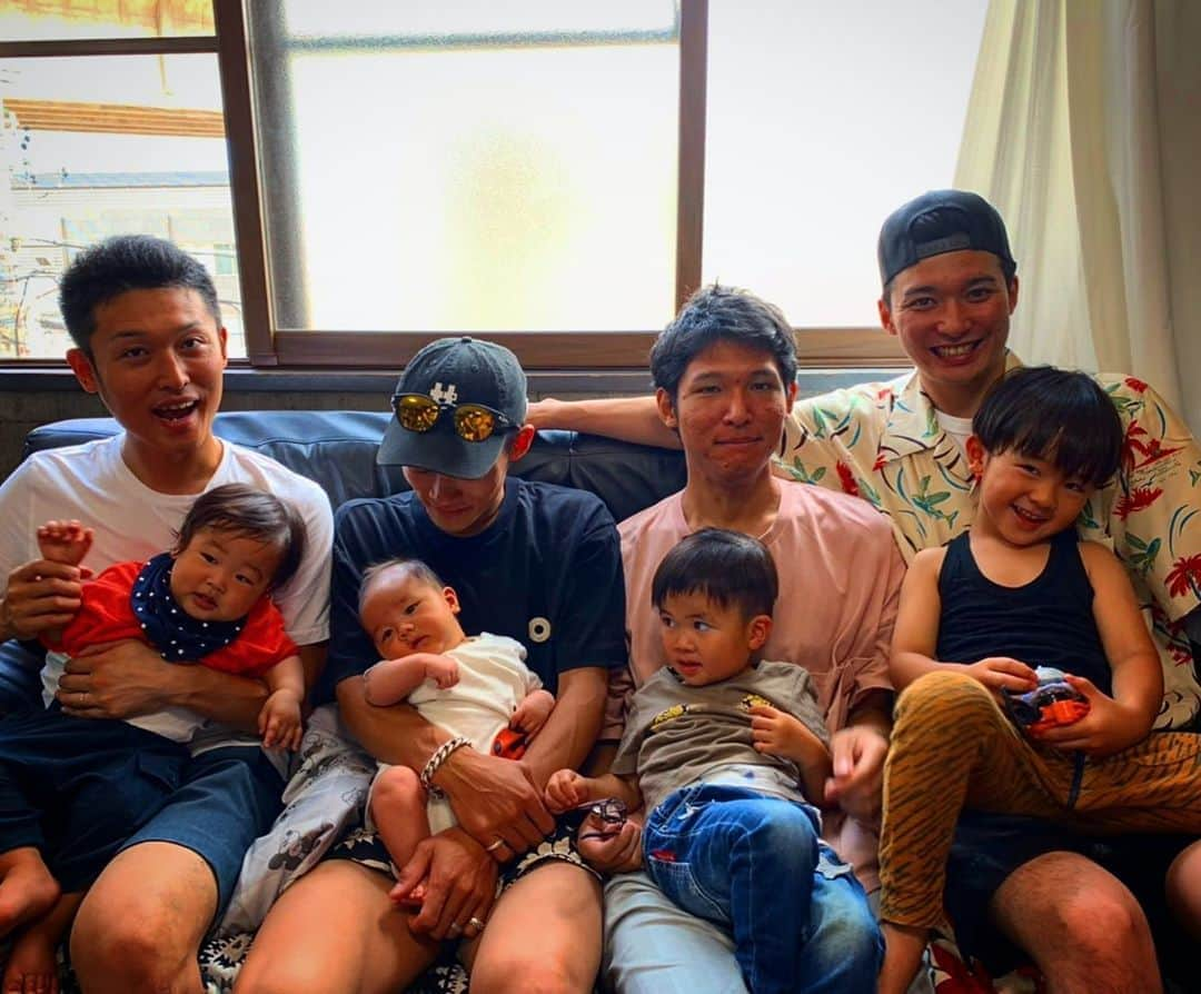 竹内択さんのインスタグラム写真 - (竹内択Instagram)「My bro & our boys👦👦👦👶 久しぶりに兄弟集まって家族皆んなで幸せを共有できたと思います😇♫ 不老不死で一生生きてるわけじゃ無いんだから、楽しく生きた方が絶対得。。 楽しくなくても楽しさを見出したり・・美味しくなくても美味しいところを見つけたり・・つまらんギャクでも面白く突っ込んでみたり・・ 全ては自分次第だよなぁと最近強く感じる🤔 #mybro #nagano #iiyama #takeuchifamily #4兄弟 #竹内#teamtaku #tt #skijumping #チームタク #スキージャンプ #teamtaku #チムタク #takutakeuchi #竹内択 #skijumping #skijumpingfamily #nagano #長野 #takutakeuchi #竹内択」6月30日 0時03分 - taqtakeuchi