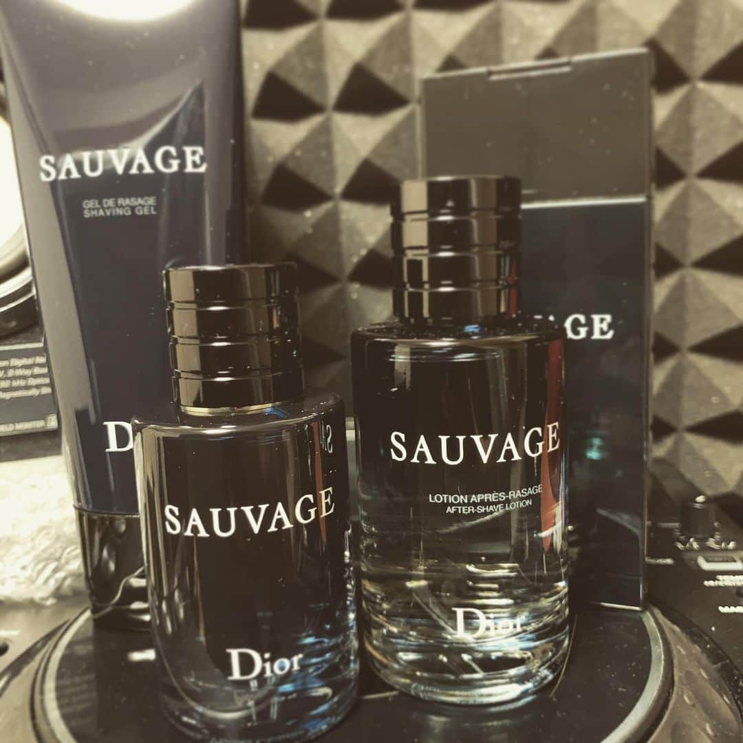 橘柊生のインスタグラム：「綺麗になっていい匂いになって 『Dior SAUVAGE』  #Dior #SAUVAGE #ソヴァージュ @DIORPARFUMS @DIOR」