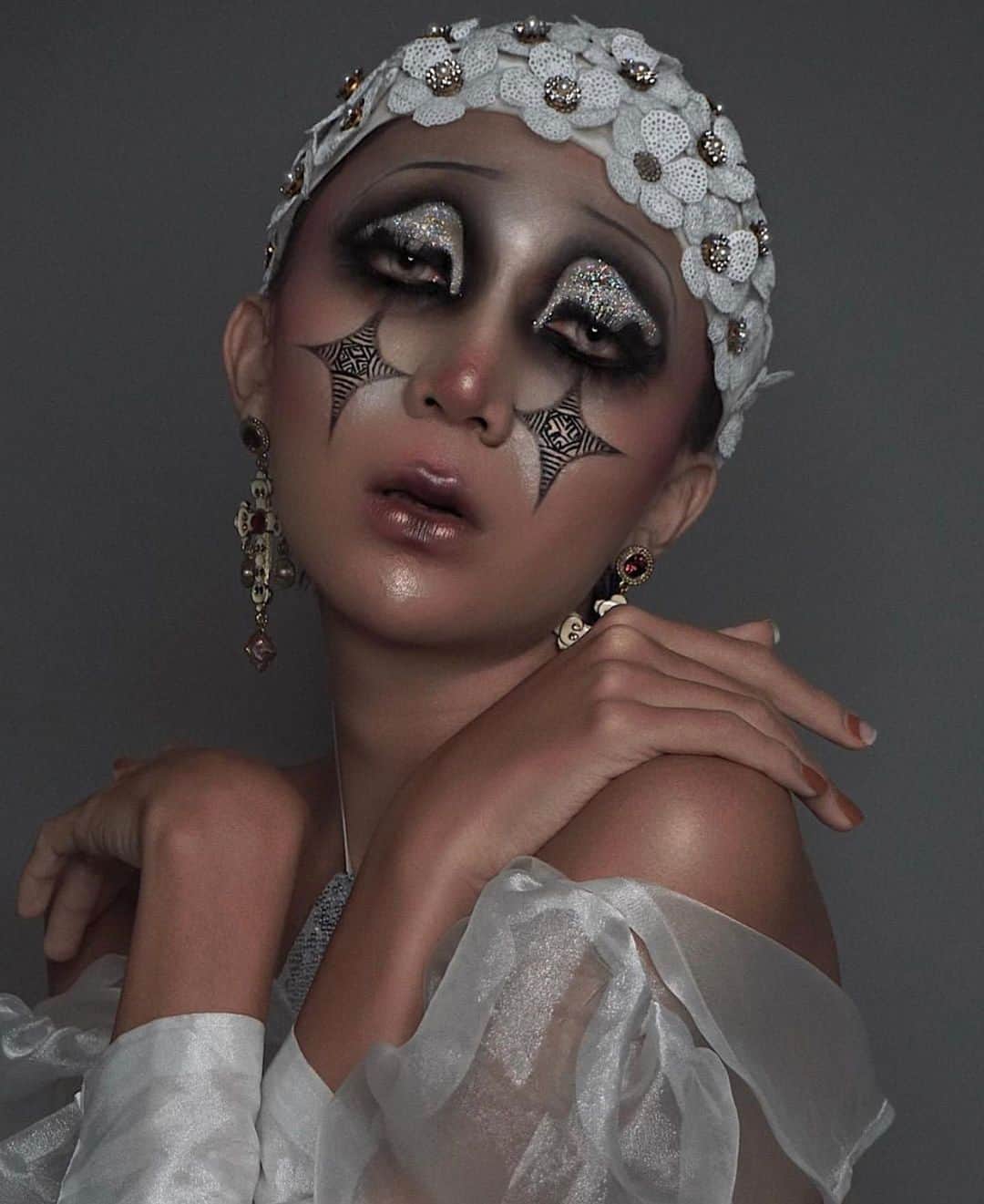 Jeffree Star Cosmeticsさんのインスタグラム写真 - (Jeffree Star CosmeticsInstagram)「Painted to perfection 🕊 @annnguyen97 created this masterpiece using our #CREMATED palette 🖤⚱️ #jeffreestarcosmetics」6月30日 0時04分 - jeffreestarcosmetics