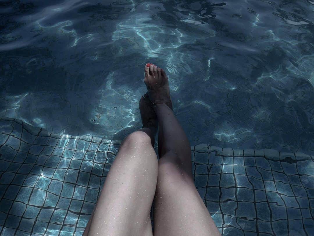 紺谷みえこのインスタグラム：「閉鎖的な世の中だけれど、 心は開放的で有りたいね 🏝  #戦に勝つぞ　#戦闘モード　#大変のほうが燃えるタイプ #夢を叶える職業　#プール　#クリスタルケイ　#pool #model #pioto #fashion #swimwear #crystalkey #ダーリンPPP」