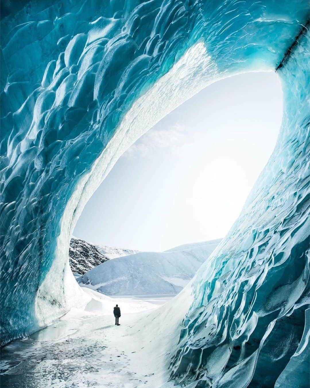 Earth Picsさんのインスタグラム写真 - (Earth PicsInstagram)「The ice caves of Iceland 🇮🇸 Photo by  @alexfromiceland」6月30日 0時15分 - earthpix