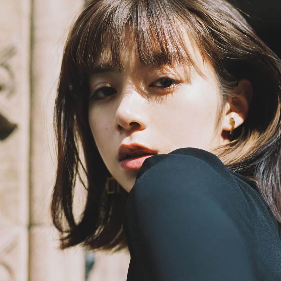 濱田英明のインスタグラム：「@elaiza_ikd for @hanatsubakimag, 2020 Japanese edition #花椿 #池田エライザ 「花椿」は各所で無料配布されています。またオンライン（美術手帖OIL）にて送料のみで発送の請求ができます。」