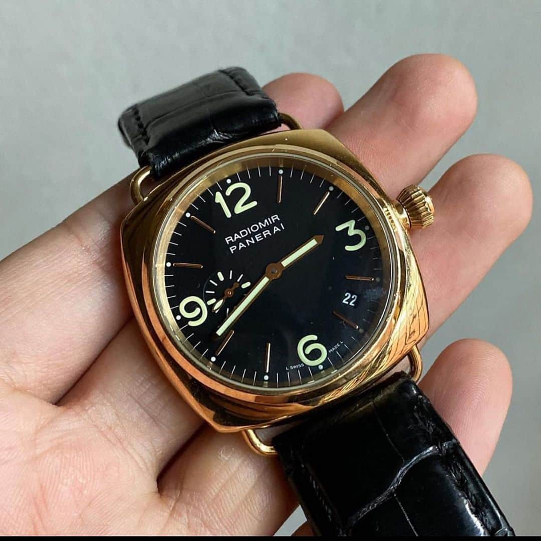 パネライのインスタグラム：「Going a little bit old school with the #Panerai #PAM103 40mm 18K Rose Gold Radiomir which was made between 2001-04. Date window is definitely a bit different. Pic by @mywatchcontent #paneraicentral」