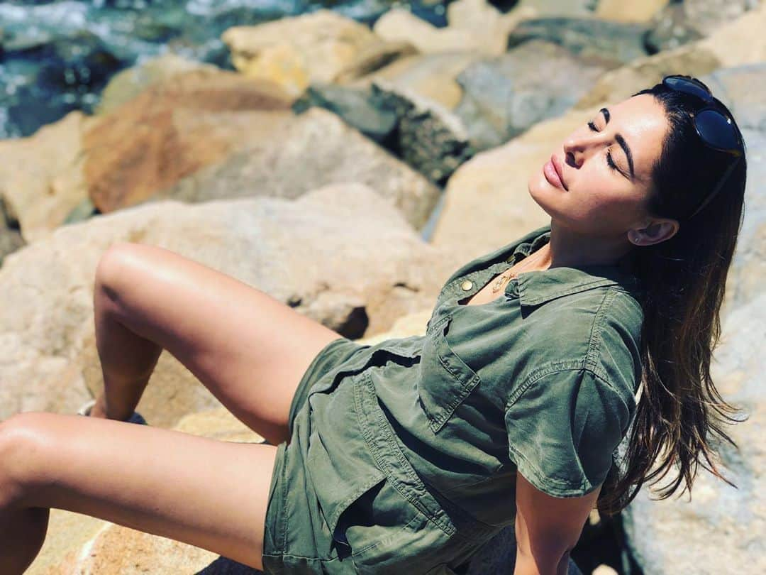 Nargis Fakhri さんのインスタグラム写真 - (Nargis Fakhri Instagram)「Life is too short to stress yourself out. Sometimes you need to stop worrying, planning, & just relax, release & let go. . . . . . . . . #relax #release #letgo #live #nostress #goodvibes #positivepeople #love #laughteristhebestmedicine #sunshine #health #losangeles #la #usa #america」6月30日 0時19分 - nargisfakhri