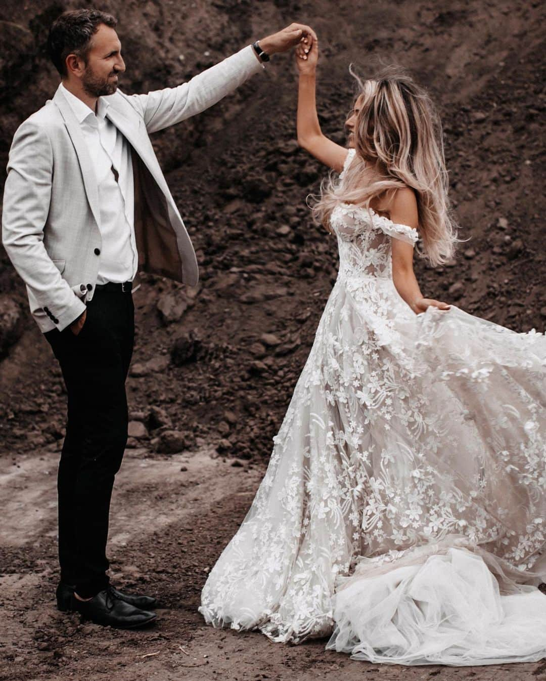 Galia Lahavさんのインスタグラム写真 - (Galia LahavInstagram)「Luana & Phillip✨| Can’t get enough of this magic couple and our magic team! #GLBride #GaliaLahav  Photo: @vickybaumann.de  Edit: Edited with Aura presets by Vicky Baumann Couple: @luanasilva & @philip_sd Hair & Make-Up: @ninanolepahairandmakeupdesign Headpiece & earrings: @la_chia_headpieces Bouquet: @runo_blumen」6月30日 0時32分 - galialahav