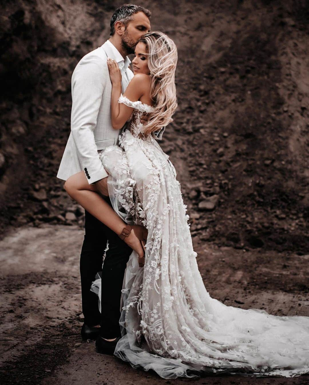 Galia Lahavさんのインスタグラム写真 - (Galia LahavInstagram)「Luana & Phillip✨| Can’t get enough of this magic couple and our magic team! #GLBride #GaliaLahav  Photo: @vickybaumann.de  Edit: Edited with Aura presets by Vicky Baumann Couple: @luanasilva & @philip_sd Hair & Make-Up: @ninanolepahairandmakeupdesign Headpiece & earrings: @la_chia_headpieces Bouquet: @runo_blumen」6月30日 0時32分 - galialahav