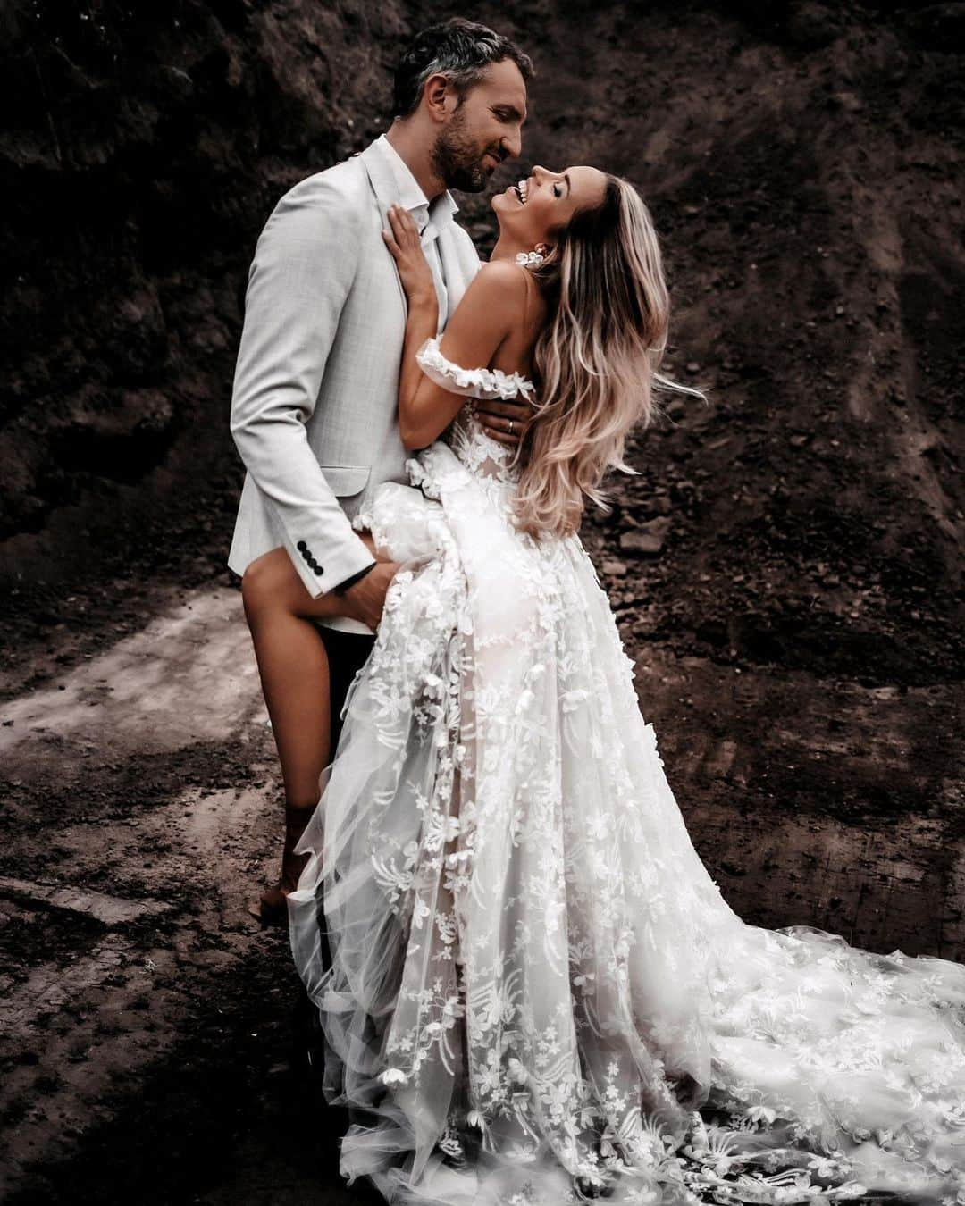 Galia Lahavさんのインスタグラム写真 - (Galia LahavInstagram)「Luana & Phillip✨| Can’t get enough of this magic couple and our magic team! #GLBride #GaliaLahav  Photo: @vickybaumann.de  Edit: Edited with Aura presets by Vicky Baumann Couple: @luanasilva & @philip_sd Hair & Make-Up: @ninanolepahairandmakeupdesign Headpiece & earrings: @la_chia_headpieces Bouquet: @runo_blumen」6月30日 0時32分 - galialahav