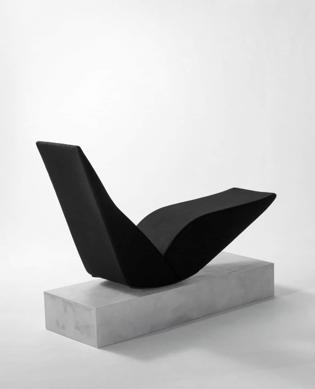 のインスタグラム：「The BIRD.⁠ ⁠ The very rare and unusual furniture typology of the rocking chaise longue is explored here in a monolithic form, carefully balanced to encourage a gentle rocking motion with its gentle curves and reduced silhouette.⁠ ⁠ ⁠ ⁠ #tomdixon #tomdixonBIRD #interiordesign #interior #design #chaiselongue #furniture #abstract #inspiration #homedecor #instahome ⁠ ⁠」