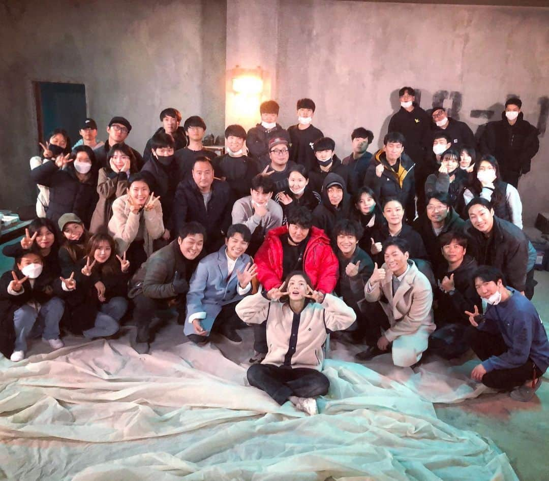 イ・ソンビンさんのインスタグラム写真 - (イ・ソンビンInstagram)「#OCN #번외수사 모두들 고생많으셨습니다!! ㅠㅠ  힘들어도 웃으며 유쾌하게 촬영날들을 채워온 번외수사식구들!! 무영이로 지내온 시간들을 함께 달려주셔서 감사하고 또 행복했습니다!!😭❤️ 난 우리 식구들 못잃어 정말 이렇게 아쉬울수도있나 싶네요.. 모두들 고생 많으셨습니다!!! 지금까지 번외수사를 시청해주신 모든 시청자분들 사랑하고 감사했습니다!!❤️ 꼭.. 또.. 만나고싶네요 🙈❤️」6月30日 0時33分 - sunbin_eyesmag