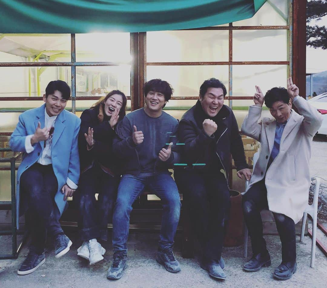 イ・ソンビンさんのインスタグラム写真 - (イ・ソンビンInstagram)「#OCN #번외수사 모두들 고생많으셨습니다!! ㅠㅠ  힘들어도 웃으며 유쾌하게 촬영날들을 채워온 번외수사식구들!! 무영이로 지내온 시간들을 함께 달려주셔서 감사하고 또 행복했습니다!!😭❤️ 난 우리 식구들 못잃어 정말 이렇게 아쉬울수도있나 싶네요.. 모두들 고생 많으셨습니다!!! 지금까지 번외수사를 시청해주신 모든 시청자분들 사랑하고 감사했습니다!!❤️ 꼭.. 또.. 만나고싶네요 🙈❤️」6月30日 0時33分 - sunbin_eyesmag