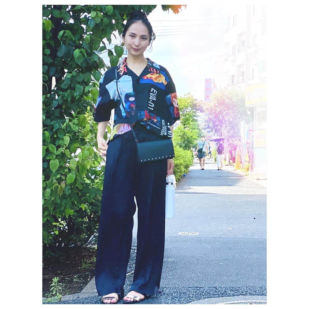 芥川舞子のインスタグラム：「#xgirl と #エヴァンゲリオン のコラボシャツ買っちゃった！秀逸すぎる。 . 家族みんな似合ったので、全員で着回すことにした。 相変わらず、クセのあるデザインばかりにチャレンジしたくなってしまう。。。 . . #自転車乗ってた男子は二度見 #当然」