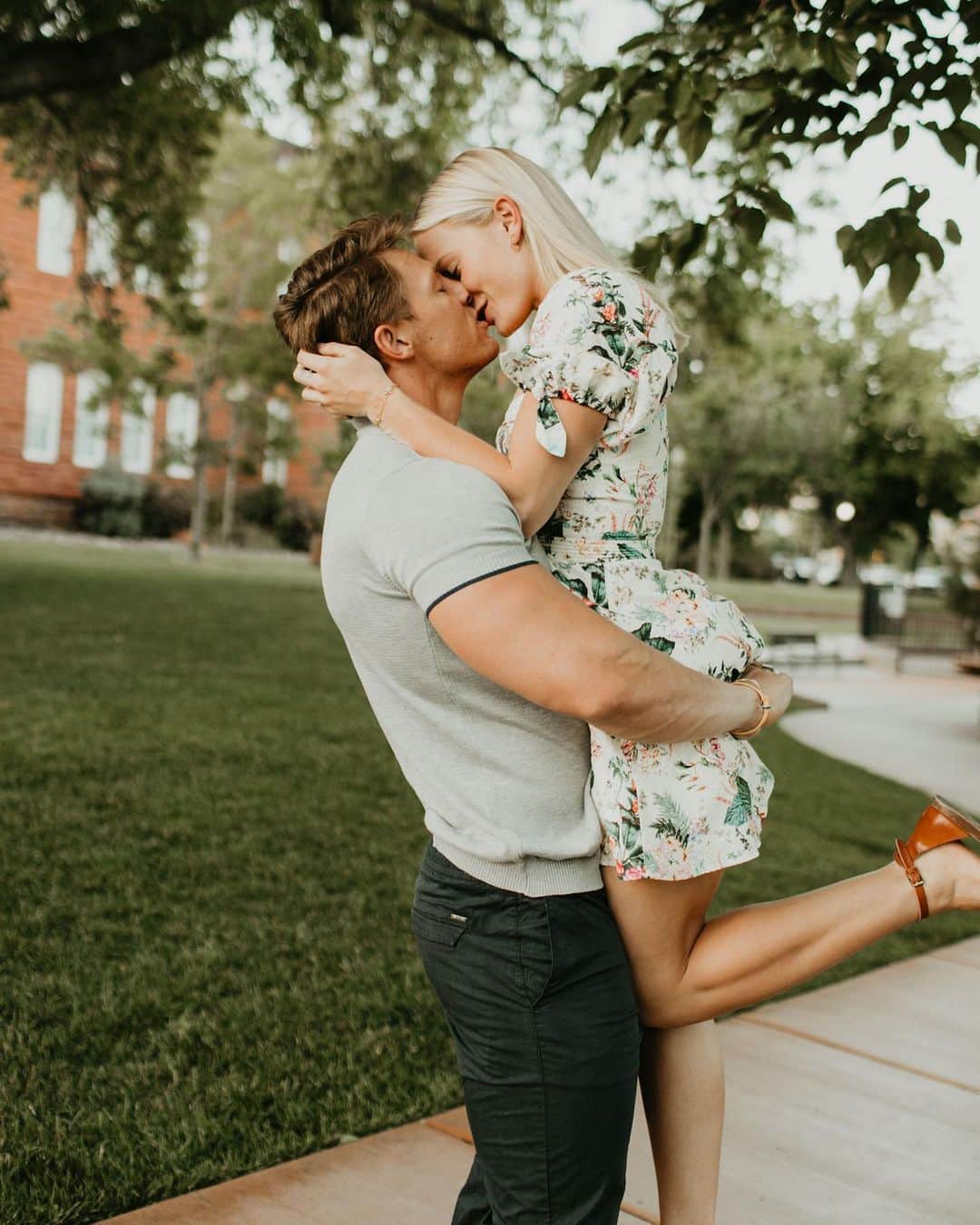 スティーブ・クックのインスタグラム：「It’s been one trip around the sun with you and I’ve never laughed / loved so much. We might be thousands of miles apart, but when I see you again it’s going to be more epic shit! I love you @morganrosemoroney #oneyearanniversary」