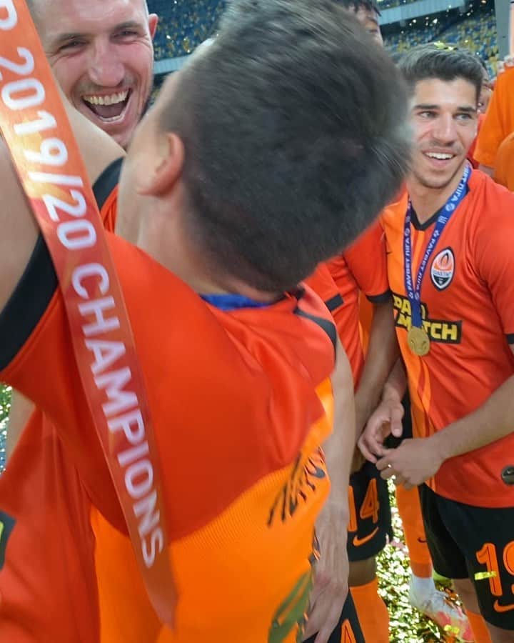 のインスタグラム：「Championship Celebration 🏆⚒🥳🎊 @fcshakhtar」