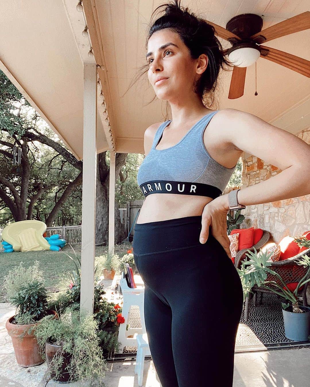 Sazan Hendrixさんのインスタグラム写真 - (Sazan HendrixInstagram)「Happy Monday from me & baby no.2! If my first pregnancy taught me anything, it was that during the 9 months you are pregnant, you gotta let your body do its thing and really trust the process as it stretches and transforms! Honestly, last time it was hard for me to fully surrender not being in “control” & shaking off the fear of the unknown jitters. Then I had teeny and now I know IT’S GONNA BE ALRIGHT! 🤣 This time around the things I am controlling are what I put in my body and staying active everyday. I want to help my body get that baby safely to full term so I’m doing my part 🙏🏽 ⁣ ⁣ I’m no fitness expert but I know I put way too much pressure on myself the first time around letting the voices of fear and worry rob my joy of working out. For me working out has become so much more than achieving physical goals - the #1 reason I love it is because of what it does for me mentally. It jumpstarts my day and I am so much more productive on the days I workout! In my first trimester I actually relied heavily on my daily workouts because it was the one thing that would get rid of my nausea! So crazy right?⁣ ⁣ I have been modifying my workouts but I’m still keeping up with my favorite guides and programs and it’s amazing how strong I feel. When things start to feel uncomfy or too intense on my joints, I listen & tweak it or throw in the towel that day 🤣 Working out has been a big part of my day before baby and I’ve enjoyed it still being a part of my day with baby! No shame in loving fitness when you’re preggo & this time I’m incorporating more pelvic floor exercises to help me during labor. ⁣ ⁣ Baby is measuring healthy and a few days ahead of schedule right now! The doctor told me, “You said you had a teeny baby measuring small the first time, well so far it looks like this won’t be the case for growing baby no.2!” That made me happy 🥰🙏🏽🙌🏼 #babyhendrix #21weeks #fitness」6月30日 0時54分 - sazan