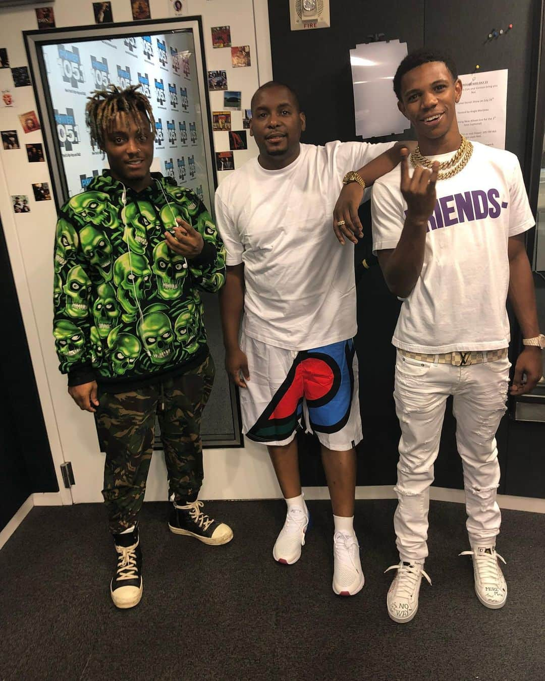 DJ Selfさんのインスタグラム写真 - (DJ SelfInstagram)「@juicewrld999 RIP one hell of a day at @power1051  @artisthbtl congratulations 🍾 #MLM」6月30日 0時57分 - djself