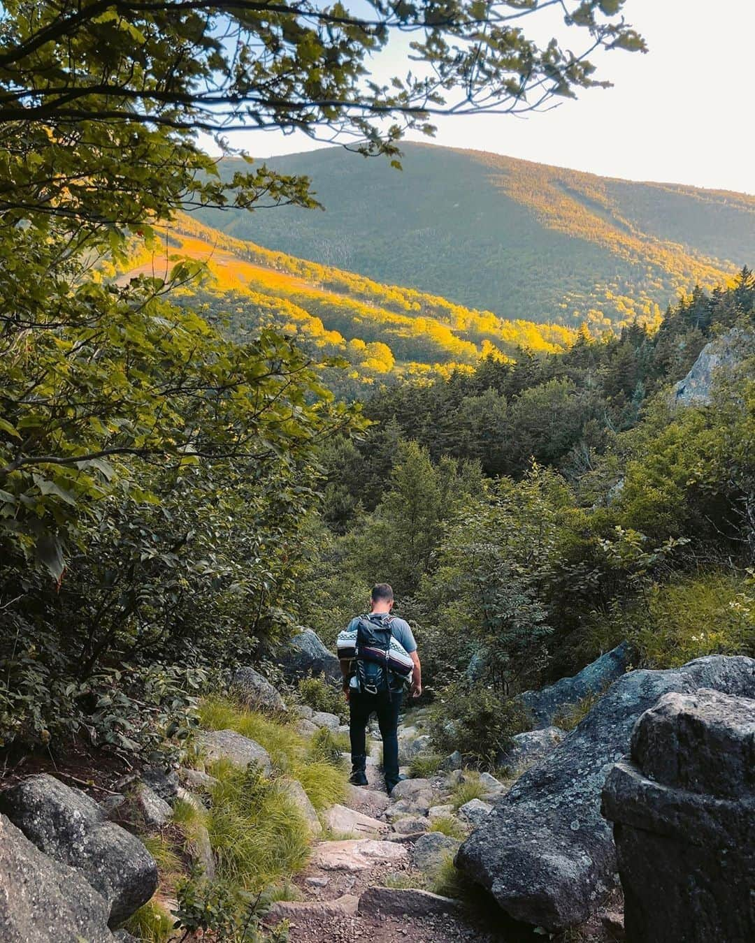 Visit The USAさんのインスタグラム写真 - (Visit The USAInstagram)「Known for its large expansive wilderness, New Hampshire is the perfect place to explore the outdoors! 🌲Tag a friend you want to go hiking with on your next vacation! 📷: @phitted_jake  #VisitTheUSA」6月30日 1時00分 - visittheusa