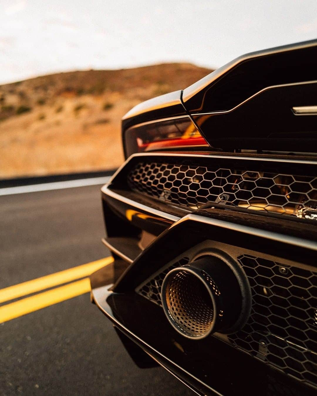 ランボルギーニさんのインスタグラム写真 - (ランボルギーニInstagram)「Summer is all about beautiful roads and sunny road trips.  Open top or not, Huracán EVO and Huracán EVO Spyder are driver-centric works-of-art that give you a unique feeling of excitement. Where would go with these beauties? Captured by @lifeof_riley.  #Lamborghini #HuracanEVO #HuracanEVOSpyder #EveryDayAmplified #LightsOnLamborghini」6月30日 1時01分 - lamborghini