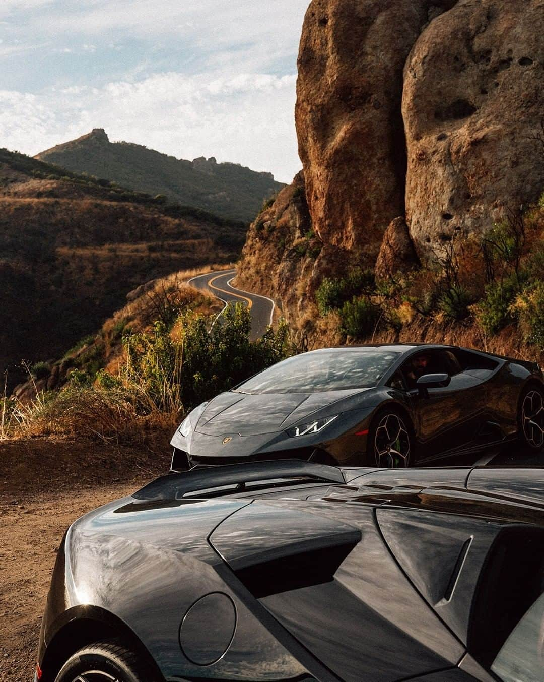 ランボルギーニさんのインスタグラム写真 - (ランボルギーニInstagram)「Summer is all about beautiful roads and sunny road trips.  Open top or not, Huracán EVO and Huracán EVO Spyder are driver-centric works-of-art that give you a unique feeling of excitement. Where would go with these beauties? Captured by @lifeof_riley.  #Lamborghini #HuracanEVO #HuracanEVOSpyder #EveryDayAmplified #LightsOnLamborghini」6月30日 1時01分 - lamborghini