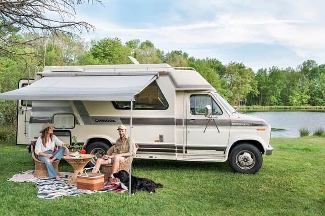 HGTVさんのインスタグラム写真 - (HGTVInstagram)「Stylist and decorator Courtney Favini Lichty (@courtneylichty) transformed a 30-year-old camper into her own ‘70s-inspired boho dream home on wheels. 😍 See the before-and-after pics and get ideas for your own mobile getaway at the link in our bio. 🚐⁠⠀ ⁠⠀ #vanlife #camper #boho #homeonwheels #makeovers⁠⠀」6月30日 1時01分 - hgtv