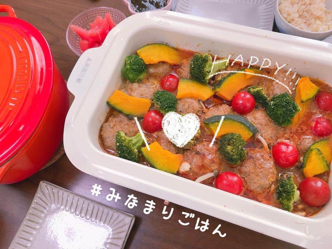 南まりかのインスタグラム：「. ちょっと前のBRUNOランチですが 煮込みハンバーグ🍴. . トマトやケチャップの味は子供が好きでいっぱい食べてくれる気がします♬  そういえば最近、 洗い物の少ないお料理は何かと日々考えちゃうんですが、それってワタシだけじゃないよね？笑  #bruno #ホットプレート料理 #みなまりごはん  #煮込みハンバーグ #娘のリクエスト #女の子のママ」