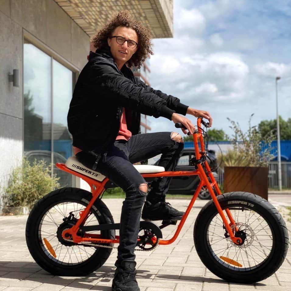 Kwebbelkopさんのインスタグラム写真 - (KwebbelkopInstagram)「I just bought myself this dope new electric bike. And of course I had to get it in orange! It has pedal assist which means I’ll be able to ride around much faster using less energy. My favorite way to get around Amsterdam is by bike. I’ll be cruising the city on my Super73 until I get my license. 🔥🛴」6月30日 1時11分 - kwebbelkop