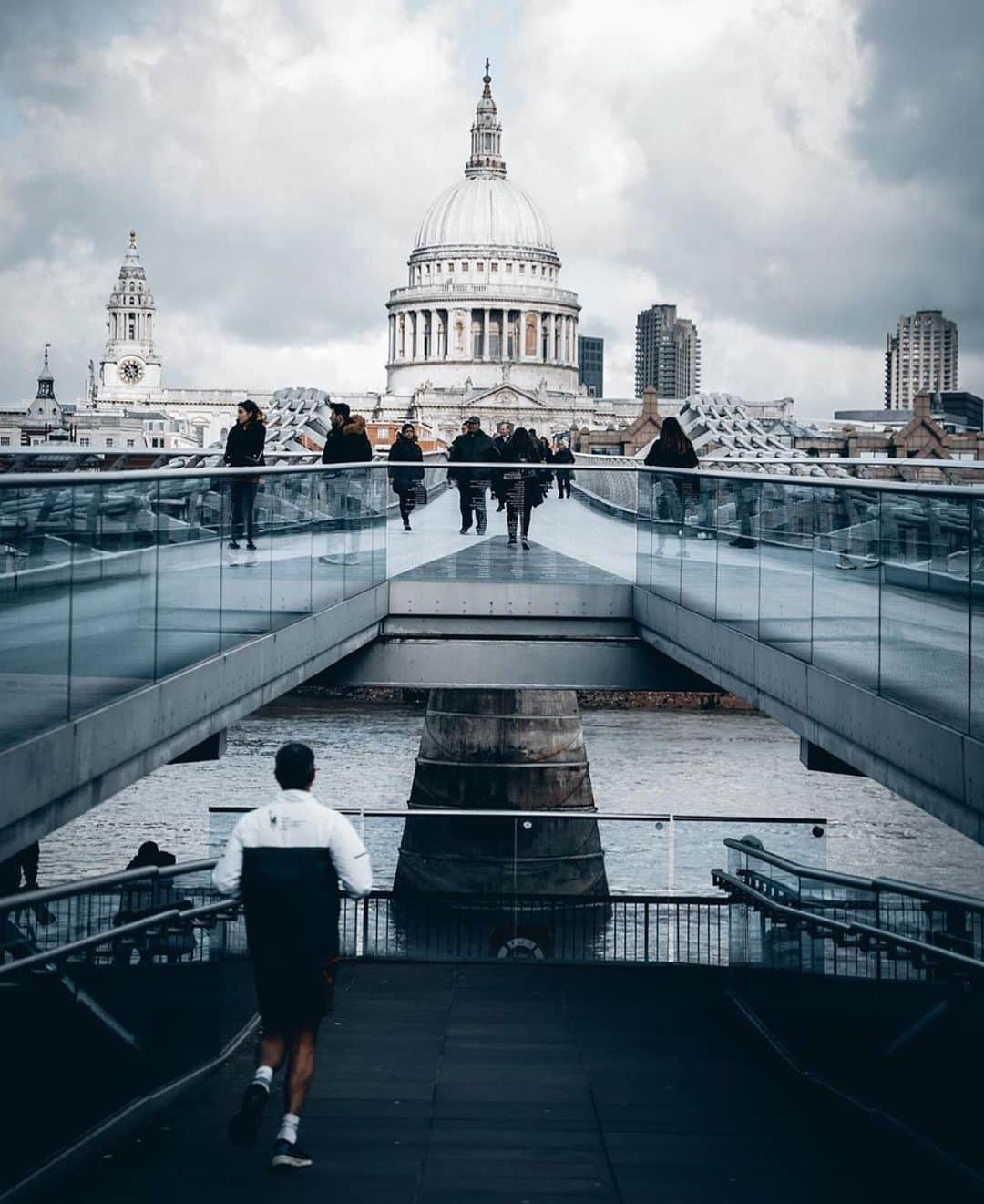 @LONDON | TAG #THISISLONDONさんのインスタグラム写真 - (@LONDON | TAG #THISISLONDONInstagram)「☁️ MOOD ☁️ London calling! 🇬🇧❤️🇬🇧 Brilliant shot by @ericxcreates 📸🔥❤️ #StPauls x #MillenniumBridge _________________________________________  #thisislondon #lovelondon #london #londra #londonlife #londres #uk #visitlondon #british #🇬🇧 #harrypotter #stpaulscathedral #thames #southbank #southbanklondon #bankside」6月30日 1時11分 - london