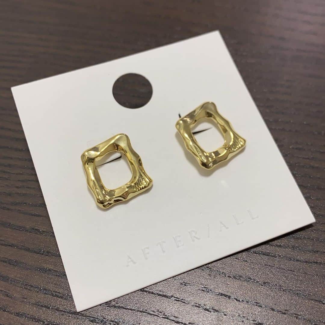 大西蘭のインスタグラム：「・ すごーく久しぶりにアクセサリーを買ってみたら、気分が上がった💕 ・ たまに見かけるアクセサリーショップ💍 @afterall.studios ・ ピアスもリングも10ドルくらいからありました✨ ・ シンプルで付けやすそうなものが多かったです😍 ・ 息子を産んでから、アクセサリーは買ってないし、ほとんど付けてなかった😭 ・ ネックレスは引っ張られて切れそうだし、ピアスは引っ張られて私の耳が切れそうだし、コワくてつけられなかった😭 ・ でも最近かなり意思疎通ができるようになってきたし、小さめだったら息子も気にならないかもしれないし、付けられるかなーと思って購入✨ ・ ・ #シンガポール生活 #afterall」