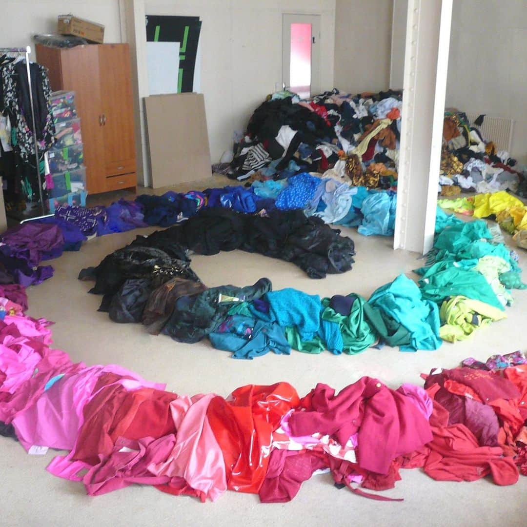 アンドレアクルーズのインスタグラム：「Once you have the skills to repair and transform clothes, a new world of possibilities opens up and that’s why Andrea Crews was born 18 years ago  #fashionrevolution #sustainablefashion #upcycling」
