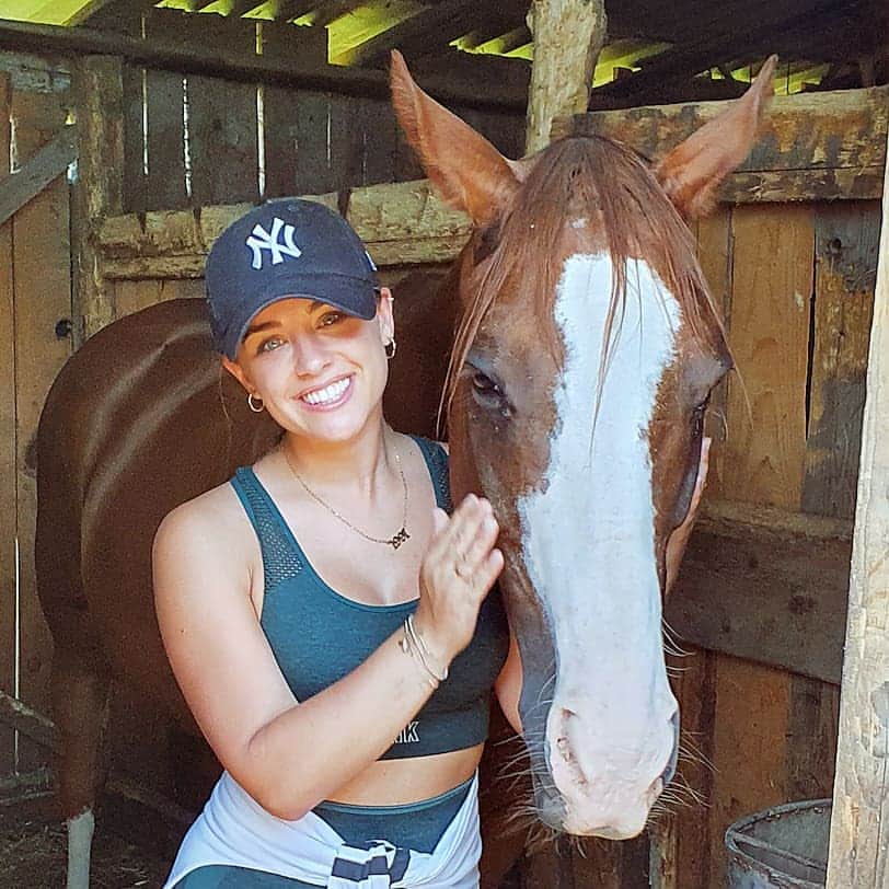 ジョージア・メイ・フットのインスタグラム：「My first time out here riding for the @outpostseries today. I can not wait to get on my own horse! Amber was a little beauty to learn on! 🐴🐎」