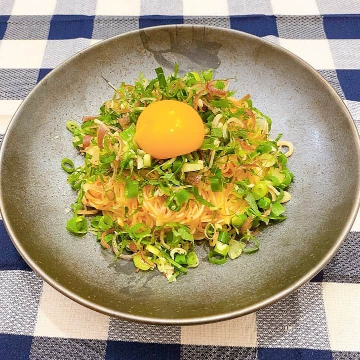 のインスタグラム：「#発酵サブスク の付属レシピ通りに #キムチの素で作るぶっかけそうめん を作った。あっさりとした辛味とまろやかな黄身が合う合う！ _  #相沢ごはん #自炊 #自炊記録 #手料理 #手料理グラム #料理 #料理記録 #料理写真 #food #foodstagram #foodpic #foodphotography #foodpics #cooking #cookingram #selfcooking #selfcooked #selfcook #cookingathome #stayhome #stayathome #おうち時間 #おうちごはん」