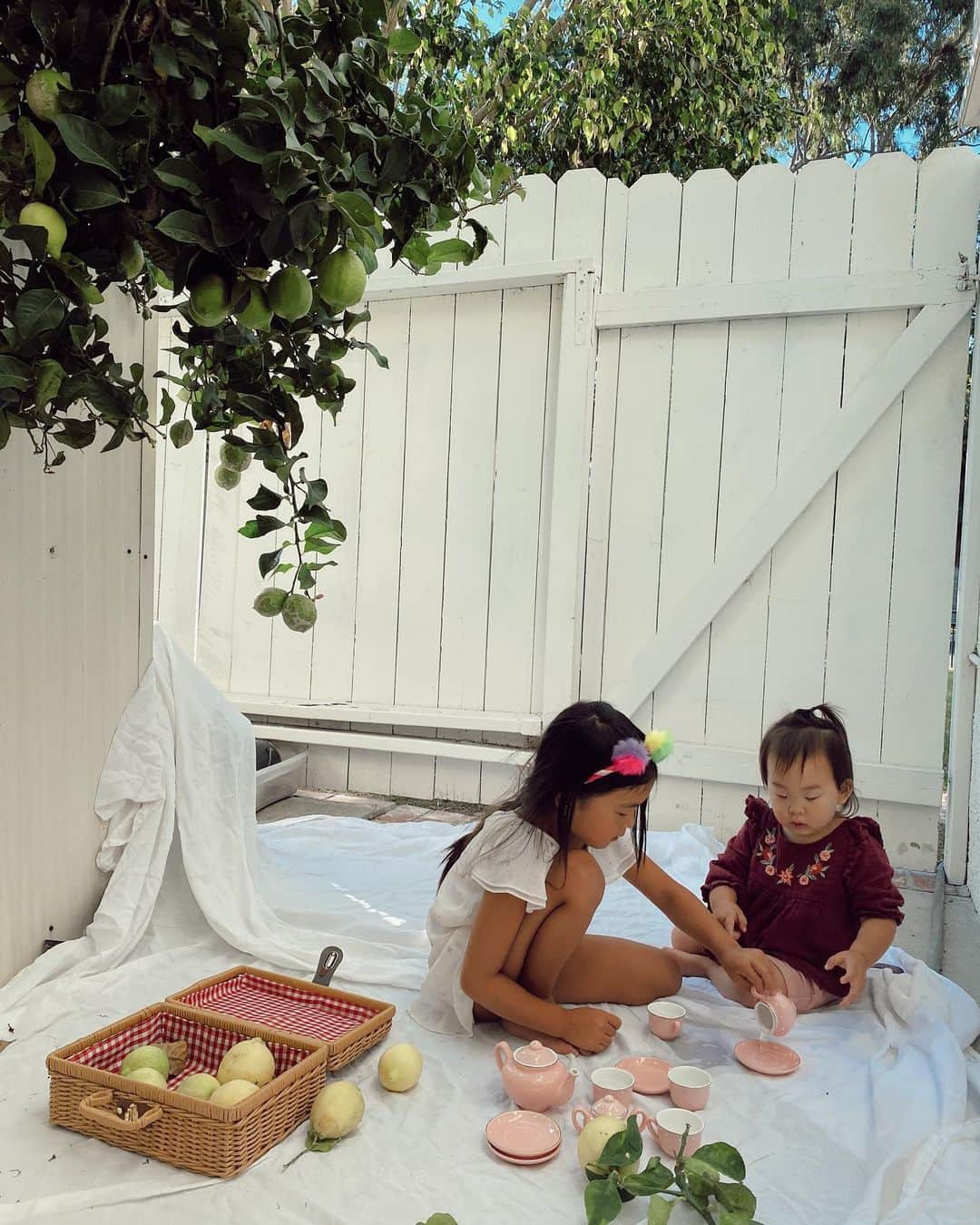 クリッセル・リムさんのインスタグラム写真 - (クリッセル・リムInstagram)「A little morning picnic to start the day. When you ask Chloé what she wants to be when she grows up she says loudly & confidently, “ I want to be a sister”. She truly loves being a sister and that’s the only thing she can imagine to be at this point.  Although I’m home with them all day, most of the time I’m still working. (Yes, the parent guilt is real more than ever during quarantine)But it has been incredible to see Chloé take full responsibility of her sister. From entertaining, changing, feeding, and sometimes even putting her to sleep. Chloé has really stepped it up and colette is sooooooo attached to her. Though there has been many challenges these past few months... THIS is the silver lining of it all. They are inseparable and have such a strong bond. They rely on each other, support one another, & find comfort when they are together 💕 #coletteandchloe」6月30日 1時31分 - chrisellelim