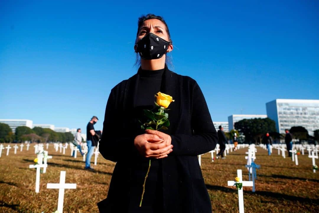 Primer Impactoさんのインスタグラム写真 - (Primer ImpactoInstagram)「Manifestantes colocaron miles de cruces frente al Congreso en #Brasil en homenaje a los fallecidos de #covid19 y en protesta por contra el presidente #JairBolsonaro.  El mandatario ha sido cuestionado por los manifestantes, quienes acusan de “negacionista” frente a la crisis generada por la pandemia.  Brasil es el segundo país del mundo con más casos confirmados de #coronavirus: más de 1,344,000. Allí han muerto más de 57,000 personas.  Fotos: Sergio Lima / AFP vía Getty Images.」6月30日 1時39分 - primerimpacto