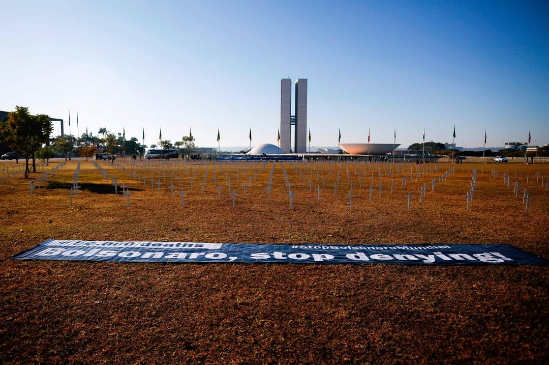 Primer Impactoさんのインスタグラム写真 - (Primer ImpactoInstagram)「Manifestantes colocaron miles de cruces frente al Congreso en #Brasil en homenaje a los fallecidos de #covid19 y en protesta por contra el presidente #JairBolsonaro.  El mandatario ha sido cuestionado por los manifestantes, quienes acusan de “negacionista” frente a la crisis generada por la pandemia.  Brasil es el segundo país del mundo con más casos confirmados de #coronavirus: más de 1,344,000. Allí han muerto más de 57,000 personas.  Fotos: Sergio Lima / AFP vía Getty Images.」6月30日 1時39分 - primerimpacto