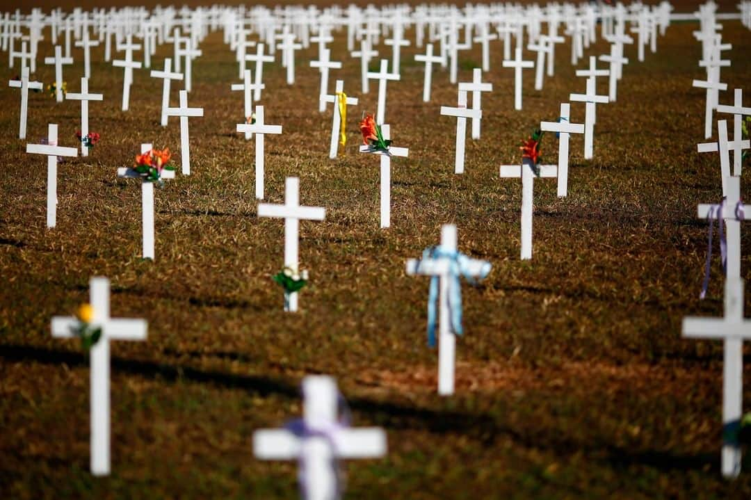 Primer Impactoさんのインスタグラム写真 - (Primer ImpactoInstagram)「Manifestantes colocaron miles de cruces frente al Congreso en #Brasil en homenaje a los fallecidos de #covid19 y en protesta por contra el presidente #JairBolsonaro.  El mandatario ha sido cuestionado por los manifestantes, quienes acusan de “negacionista” frente a la crisis generada por la pandemia.  Brasil es el segundo país del mundo con más casos confirmados de #coronavirus: más de 1,344,000. Allí han muerto más de 57,000 personas.  Fotos: Sergio Lima / AFP vía Getty Images.」6月30日 1時39分 - primerimpacto