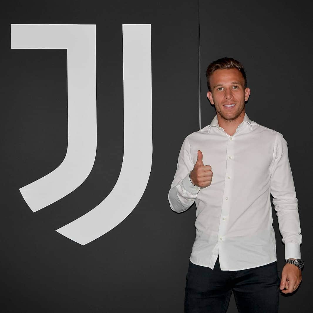 ユヴェントスFCさんのインスタグラム写真 - (ユヴェントスFCInstagram)「OFFICIAL | Juventus agree deal with @fcbarcelona to sign @arthurhmelo and for the sale of @miralem_pjanic.」6月30日 1時44分 - juventus
