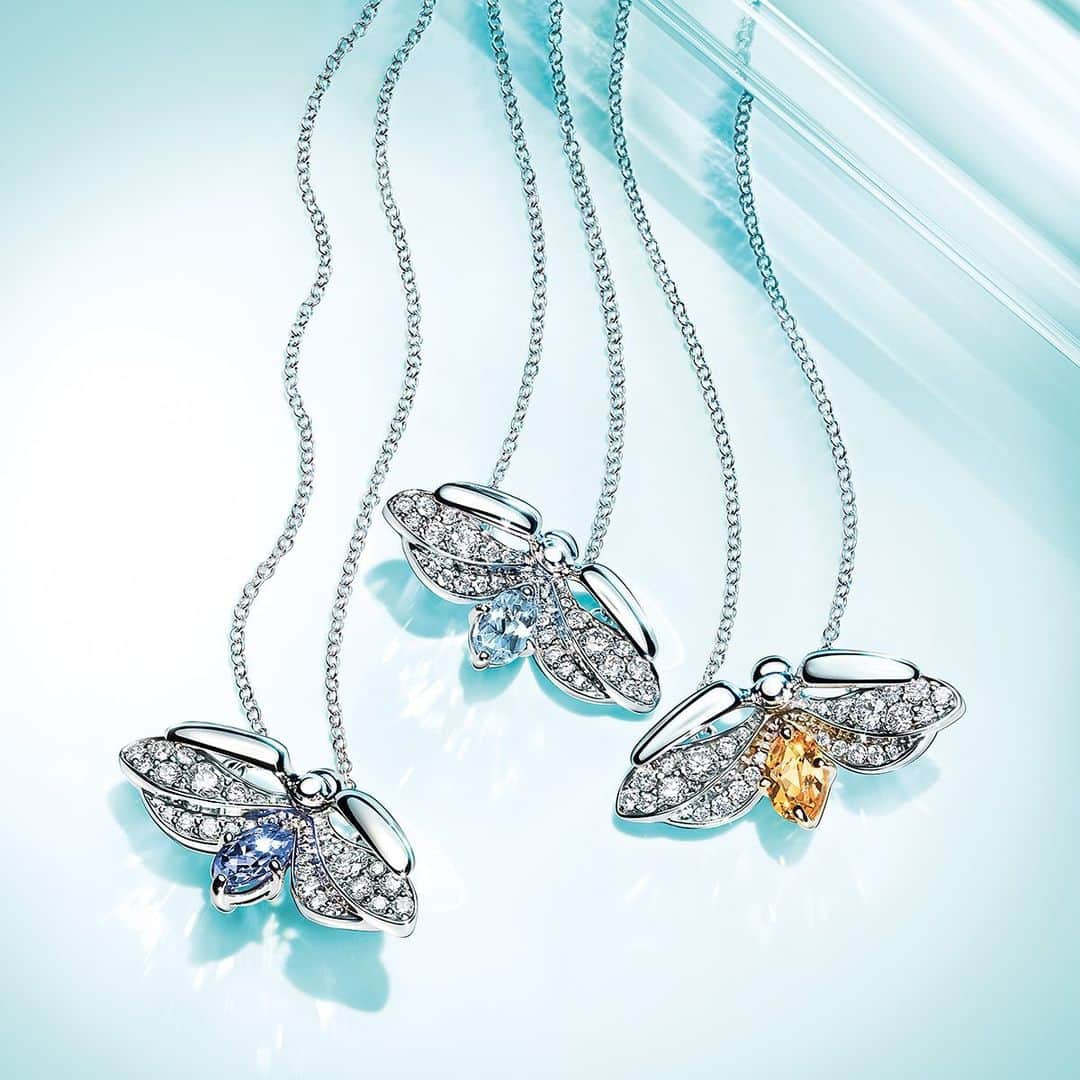 ティファニーさんのインスタグラム写真 - (ティファニーInstagram)「Wing it. Make summer last all year with Tiffany Paper Flowers™ firefly pendants. Tap to find out what all the buzz is about and discover more via the link in bio. #TiffanyAndCo #TiffanyPaperFlowers」6月30日 1時49分 - tiffanyandco