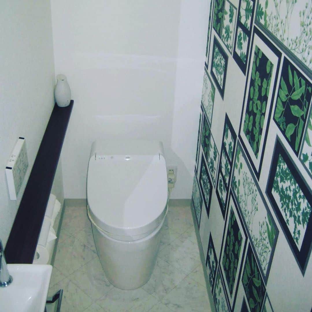 LABOdezaoさんのインスタグラム写真 - (LABOdezaoInstagram)「#オウチノコトカンガエル 【vol.7 アクセントクロスの楽しみ方〜トイレ編】 🔶まとめ 【まとめ】 おしゃれなトイレにするたの壁紙の選び方について、色や柄のアクセントクロスを上手くつかった事例から、機能性壁紙の説明や、トイレの壁のお手入れ方法までご紹介いたしました。 リラックス感重視のほっこり空間にしても良し、ちょっと気になっていた大胆な色柄で冒険してみるのもよし。究極のプライベート空間トイレは壁紙の選び方も自由です。ご家族の利用状況を踏まえお掃除のしやすさのバランスも考えながら、デザインと機能性壁紙、さらにタイルやホーローパネルなどパワフルな素材の力も借りながら、上手にチョイスして丁度良い快適空間に仕上げましょう。 🔹事例写真1枚目2枚目 アクセントクロスも背面に採用するか側面にするのかはたまた２面3面思い切るのか、印象は大きく変わります。大胆な色柄ものは飽きが来るご心配をされる方も多いのですが、デザインのパワーに包まれる喜びは唯一無二、しかも毎日そして意外にもずっと、なのです。 🔹事例写真3枚目 汚れの面ではスーパースターのタイルを床に、脱臭効果で人気のエコカラットをアクセントに、間を埋める白いクロスはスーパー汚れ防止仕様。質感豊かにラグジュアリーに、そして機能的なインテリア。  #トイレの写真でお腹いっぱい(⌒-⌒; )  #トイレインテリア  #花柄クロス　#機能性壁紙 #ホーローパネル　 #おうち時間 #おうち時間を楽しもう  #アクセントクロス　#アクセントウォール  #トイレ #ライフスタイルリノベーション　 #マンションリノベーション #デザオ建設 #デザオ #DEZAO  #DsLABO # 戸建リノベーション #リノベーション #リフォーム  #注文住宅  #家 #住宅 #建築 #暮らし #マイホーム計画 #インテリア #デザイン #家づくり ＊デザオ建設のリフォーム、詳しい情報はこちらからどうぞ → @dezaorefor」6月30日 2時00分 - dezaoreform