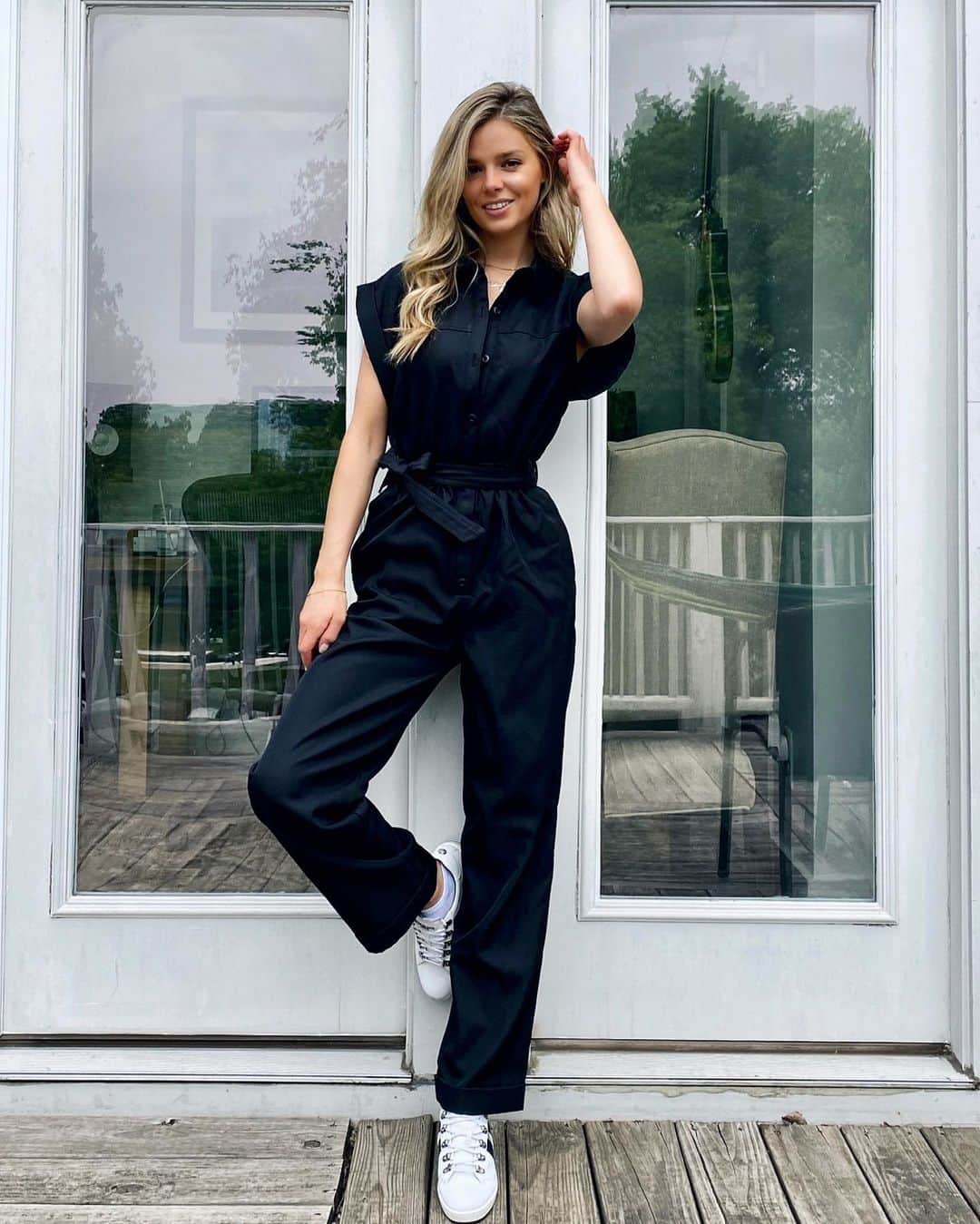 ダニエル・クヌッドソンのインスタグラム：「Obsessed with a good jumpsuit 🖤🖤🖤 @revolve @lacademie_  #revolve #revolvearoundthehouse」