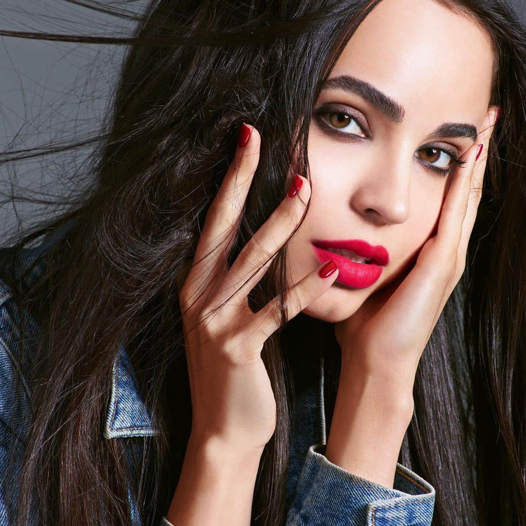 Revlonさんのインスタグラム写真 - (RevlonInstagram)「It’s here❗️We collaborated with our girl @sofiacarson to create 12 amazing #RevlonxSofia lip and nail products (like The Sofia Red she’s donning here) + 2 special kits. ♥️💄 . Follow along here for more details & check out Revlon.com to shop. 📲  Photography by @mario_sorrenti at @artpartner」6月30日 2時08分 - revlon